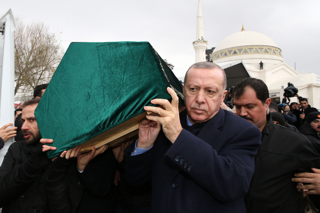 Presiden Turki Recep Tayyip Erdogan mengikuti pemakaman korban apartemen runtuh di Istanbul, Turki. Afp Photo/Turkish Presidential Press Servi