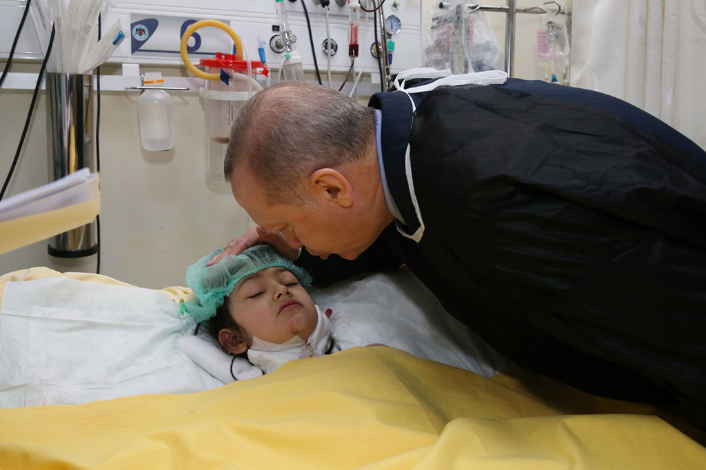 Presiden Turki Recep Tayyip Erdogan menjenguk korban luka akibat apartemen runtuh di Istanbul, Turki. Afp Photo/Turkish Presidential Press Servi