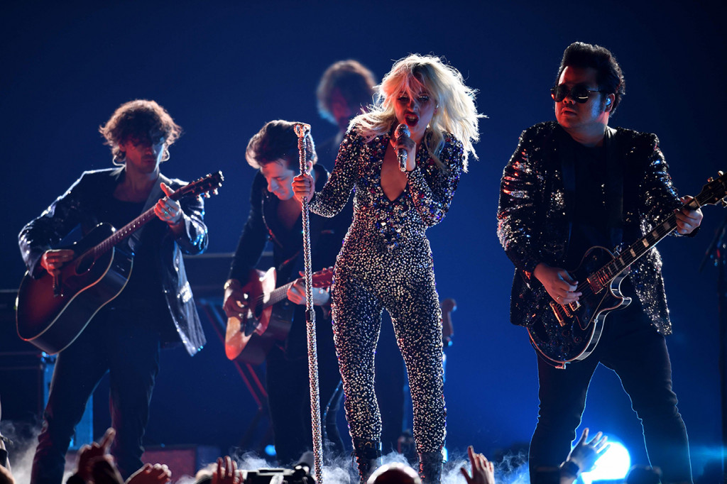 Sebelumnya, penyanyi nyentrik ini sudah lebih dulu dihadiahi piala BAFTA yang berlangsung di London, Inggris. Artinya, Gaga mencatatkan diri sebagai penyanyi pertama yang memenangkan piala Grammy dan BAFTA secara bersamaan di hari yang sama. Afp Photo/Robyn Beck