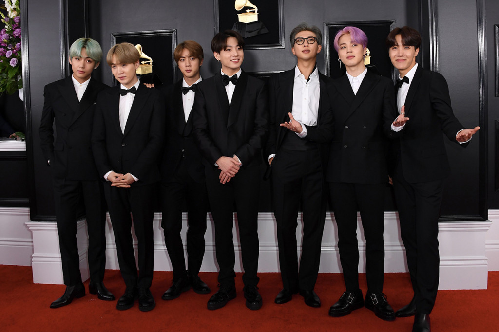 Sejak diumumkan untuk hadir di Grammy Awards. Para pengamat mode penasaran desain siapa yang akan dikenakan BTS. Namun, alih-alih desainer internasional, mereka memilih tuksedo rancangan desainer lokal. Afp Photo/Valerie Macon