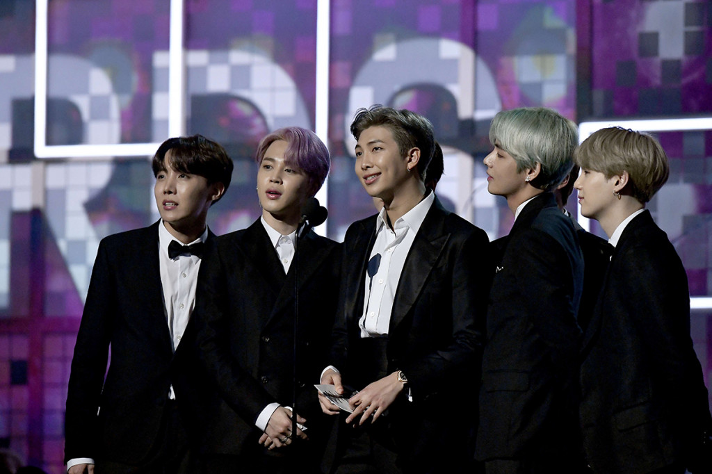 Saat wawancara Ryan Secrets di Red Carpet, BTS mengaku bangga dan ini merupakan mimpi yang menjadi kenyataan. Afp Photo/Kevork Djansezian