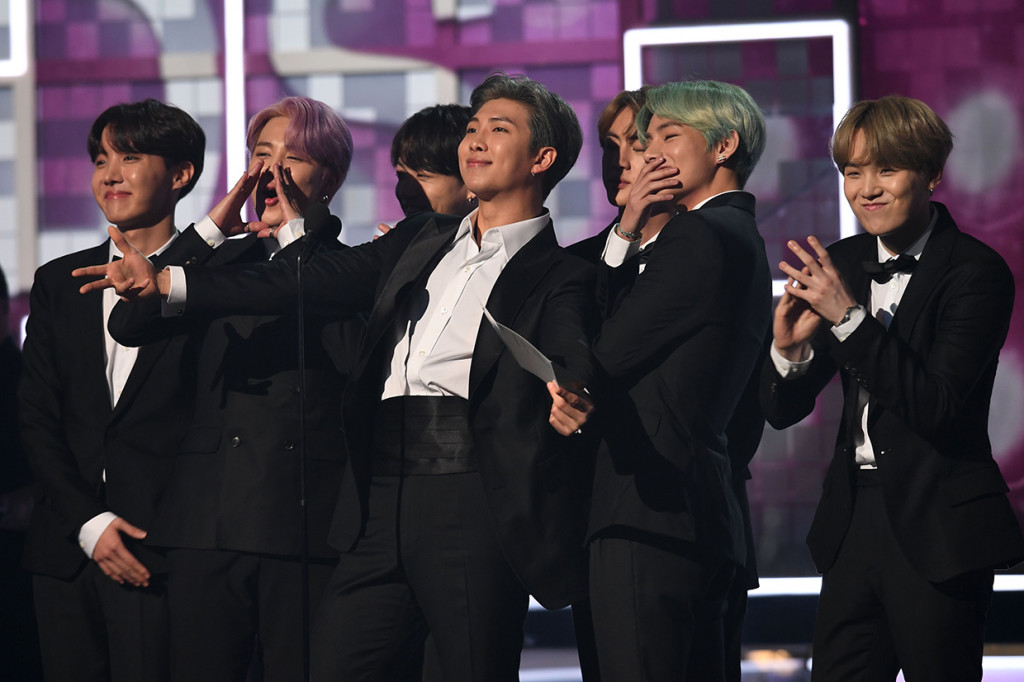 Penampilan BTS saat membacakan nominasi di panggung di Grammy Awards 2019. Afp Photo/Robyn Beck