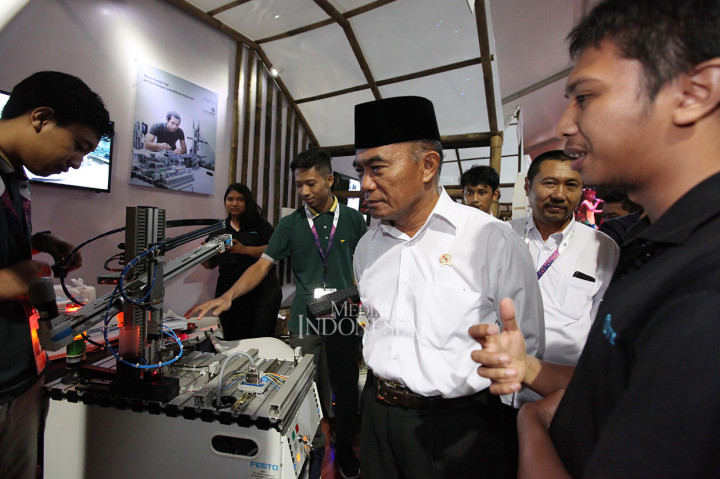 Menteri Pendidikan dan Kebudayaan Muhadjir Effendy (tengah) meninjau stand peserta ketika acara pameran pada Rembuknas Kementerian Pendidikan dan Kebudayaan di Gedung Pusdiklat Kemdikbud, Depok, Jawa Barat.