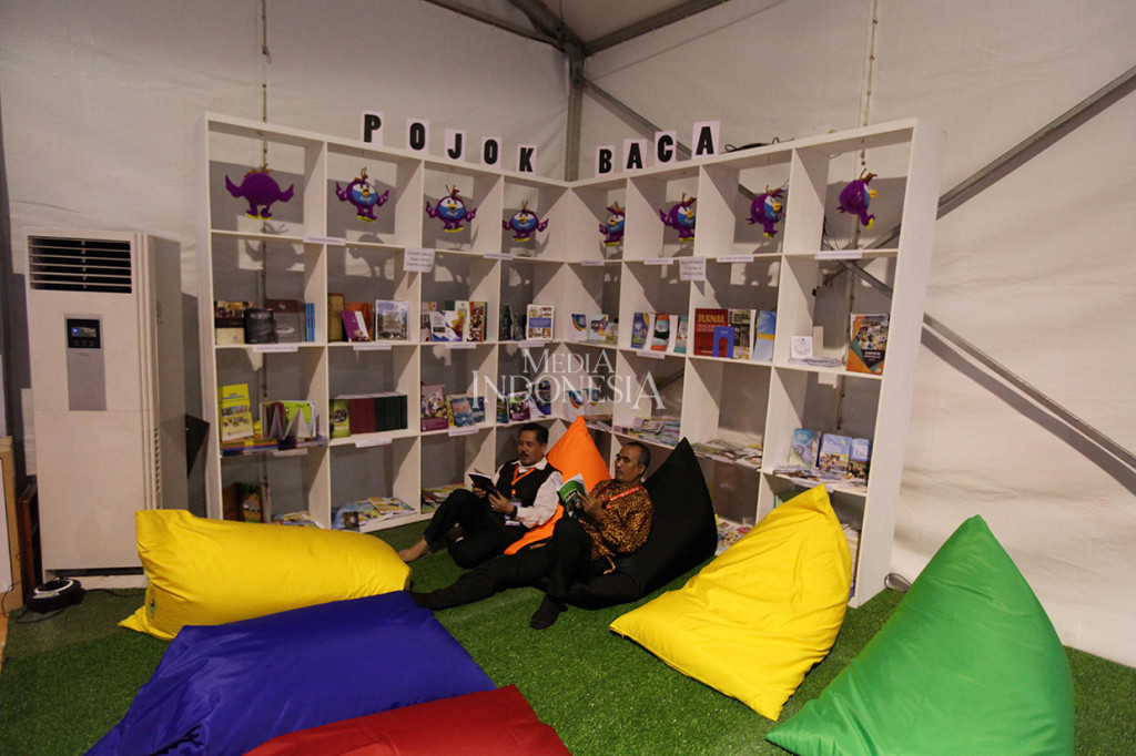 Pengunjung mencoba Pojok Baca ketika acara pameran pada Rembuknas Kemdikbud 2019.