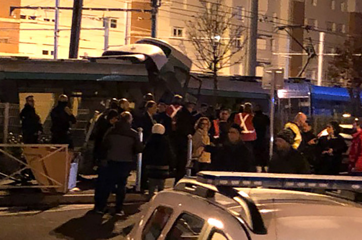 Petugas berada di lokasi tabrakan dua trem di Issy-les-Moulineaux, barat daya Paris, Senin, 11 Februari 2019 malam waktu setempat.