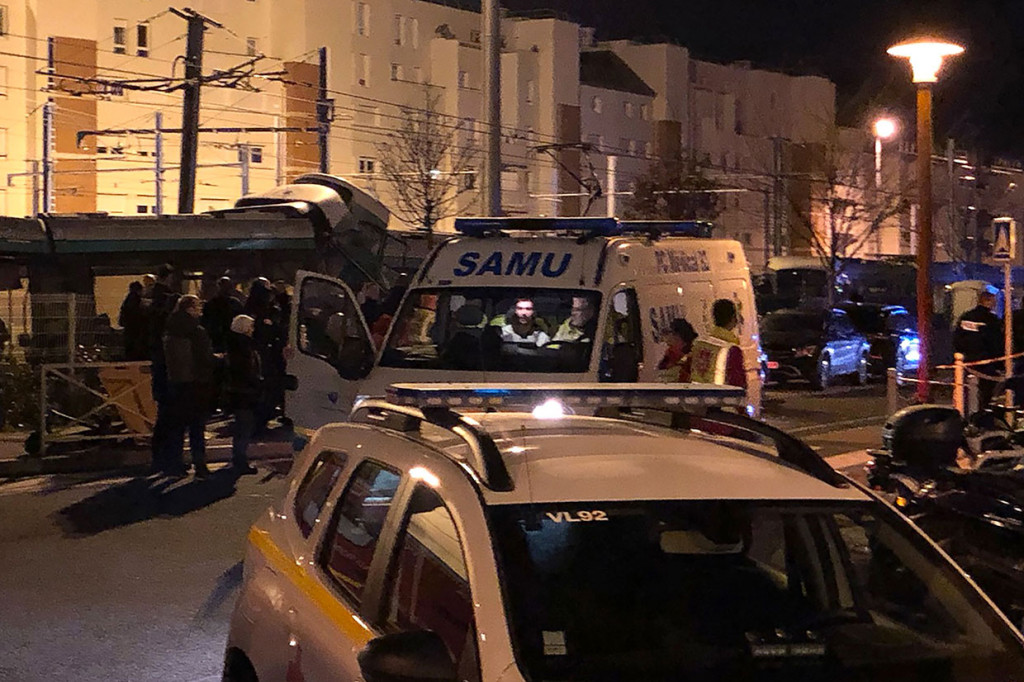 Kecelakaan langka yang terjadi di pinggiran barat daya Paris tersebut mengakibatkan 12 orang terluka, salah satunya serius.