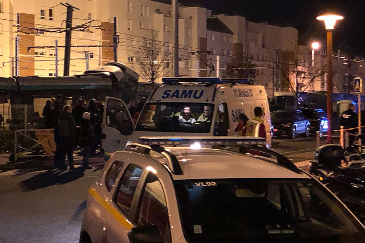 Kecelakaan langka yang terjadi di pinggiran barat daya Paris tersebut mengakibatkan 12 orang terluka, salah satunya serius.