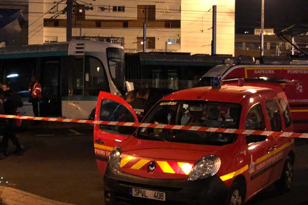 Belum diketahui penyebab kecelakaan yang terjadi di antara dua stasiun di Issy-les-Moulineaux sekitar pukul 21.00 waktu setempat tersebut.