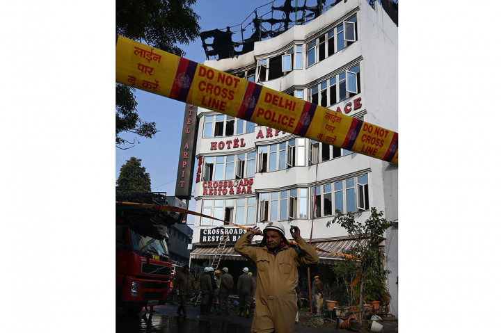 Delhi Fire Services (DFS) dan personel kepolisian Delhi bersiaga pascapemadaman kebakaran di Hotel Arpit Palace di New Delhi, Selasa, 12 Februari 2019.