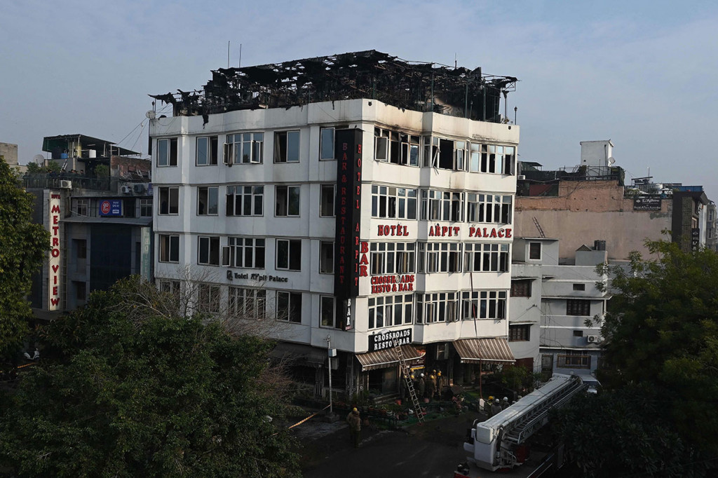 Sedikitnya 17 orang tewas setelah kebakaran melanda hotel bertarif murah berlantai empat di New Delhi tersebut pada Selasa dini hari waktu setempat. 35 orang berhasil diselamatkan oleh petugas pemadam kebakaran dari musibah tersebut.