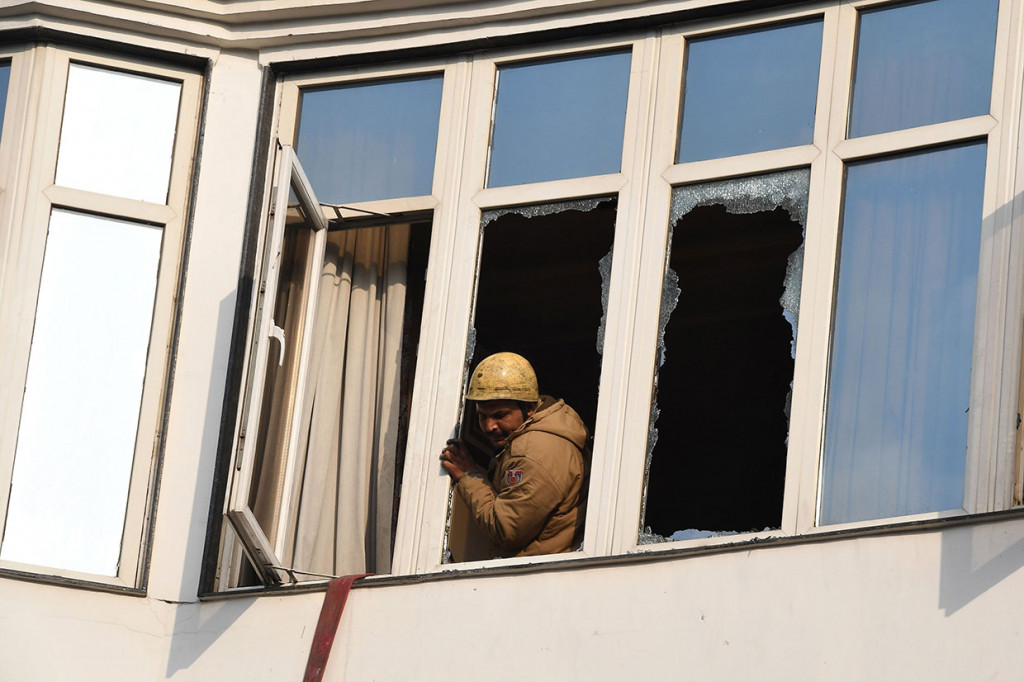 Di antara korban tewas merupakan perempuan dan anak-anak yang mencoba menyelamatkan diri dengan melompat dari jendela saat kebakaran terjadi. 