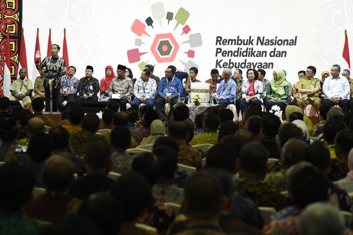 Presiden Joko Widodo (kedua kiri) menyampaikan arahan saat menghadiri Rembuk Nasional Pendidikan dan Kebudayaan Tahun 2109 di Depok, Jawa Barat.