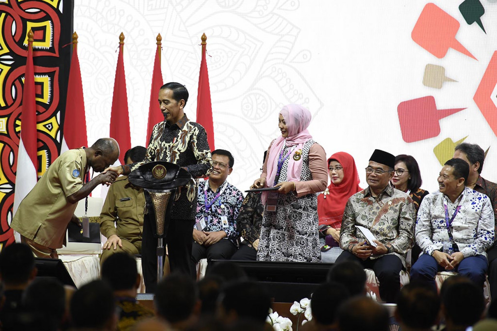 Presiden Joko Widodo (kedua kiri) berjabat tangan dengan perwakilan Kepala Dinas Pendidikan dan Kebudayaan saat menghadiri Rembuk Nasional Pendidikan dan Kebudayaan Tahun 2109 di Depok.