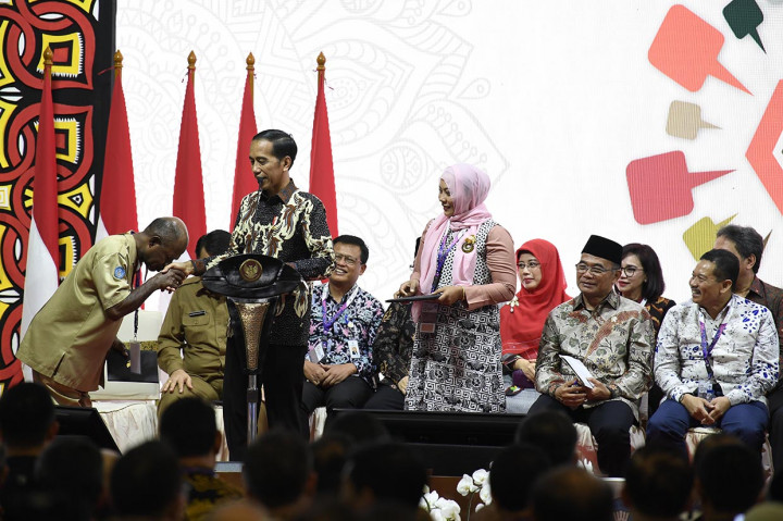 Presiden Joko Widodo (kedua kiri) berjabat tangan dengan perwakilan Kepala Dinas Pendidikan dan Kebudayaan saat menghadiri Rembuk Nasional Pendidikan dan Kebudayaan Tahun 2109 di Depok.
