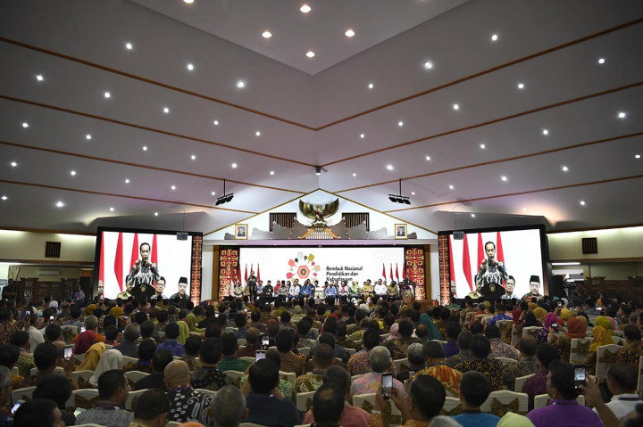 Dalam kesempatan tersebut, Jokowi juga menekankan bahwa tahun depan pemerintah akan fokus besar-besaran pada pengembangan sumber daya manusia.