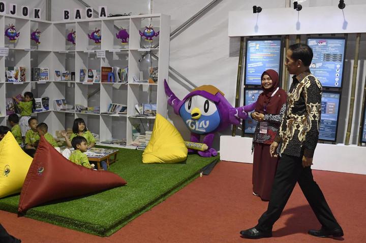 Presiden Joko Widodo meninjau pameran pendidikan saat menghadiri Rembuk Nasional Pendidikan dan Kebudayaan Tahun 2109 di Depok.
