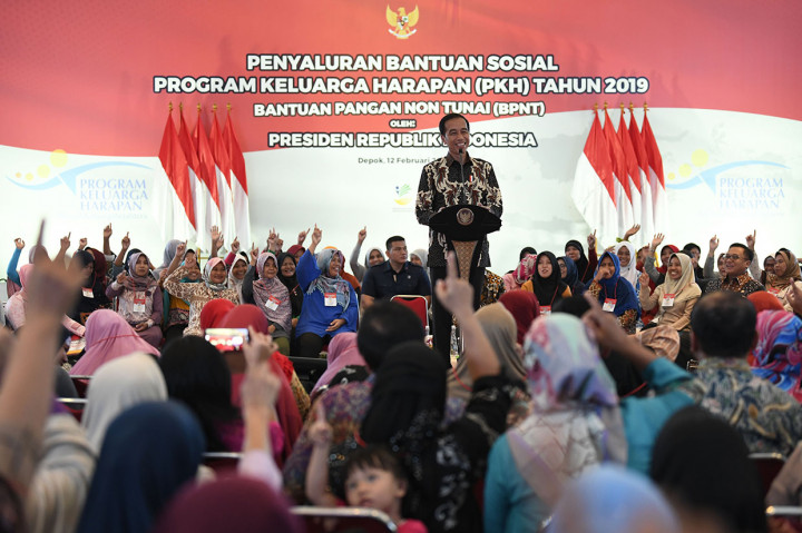 Presiden Joko Widodo menyampaikan arahan kepada penerima Bantuan Sosial Program Keluarga Harapan (PKH) Tahun 2019 di Sukmajaya, Depok, Jawa Barat.