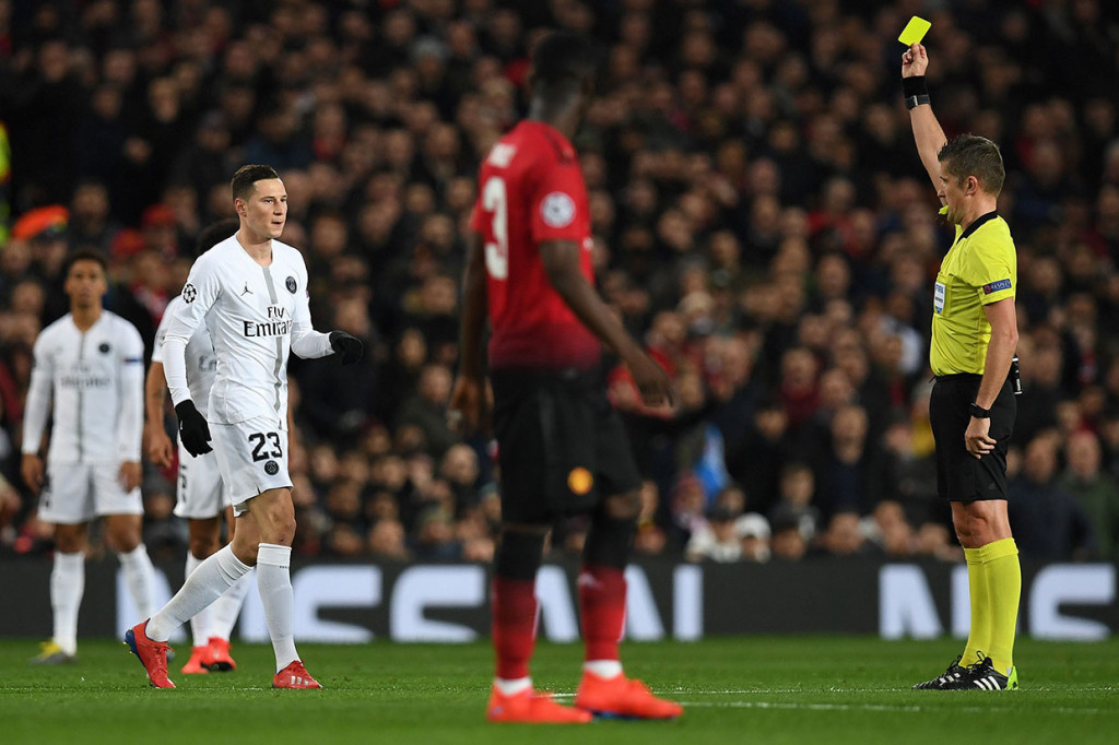 Saking ketatnya babak pertama, lima kartu kuning dikeluarkan wasit untuk Paul Pogba, Ashley Young, Presnel Kimpembe, Julian Draxler, dan Bernat.