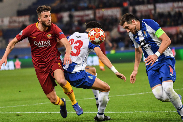Roma dan Porto bermain tanpa gol di babak pertama di Stadion Olimpico. Roma kurang impresif di paruh pertama. Lini tengah mereka, Pelegrini dan Cristante pun bermain kurang efektif yang belum mampu membantu mereka untuk mendobrak pertahanan tim tamu. 