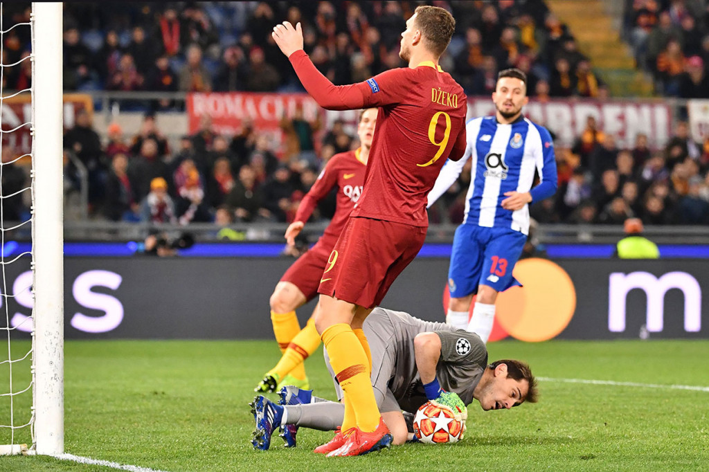 Edin Dzeko memiliki peluang untuk membuka keunggulan namun bola dari tendangan kaki kanannya masih dapat diselamatkan kiper Porto Iker Casillas.