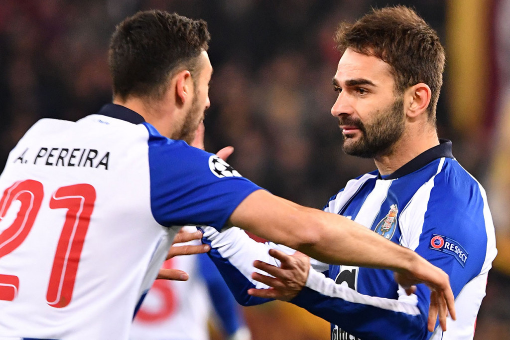 Adrian Lopez yang masuk menggantikan Yacine Brahimi, membuat gol hiburan bagi Porto tiga menit kemudian. Skor menjadi 2-1.