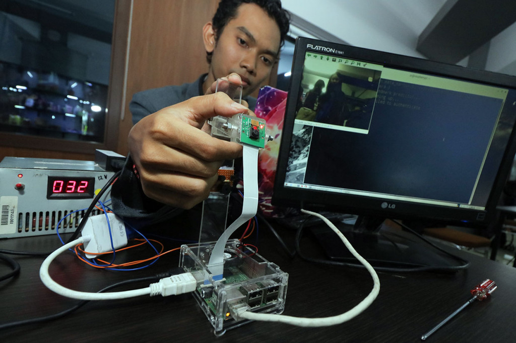 Prototipe karya Andrea Hartoko Aji Putra Perdana itu berfungsi mendeteksi wajah terutama mata pengemudi yang mengantuk saat mengemudikan mobil dan membunyikan alarmnya.