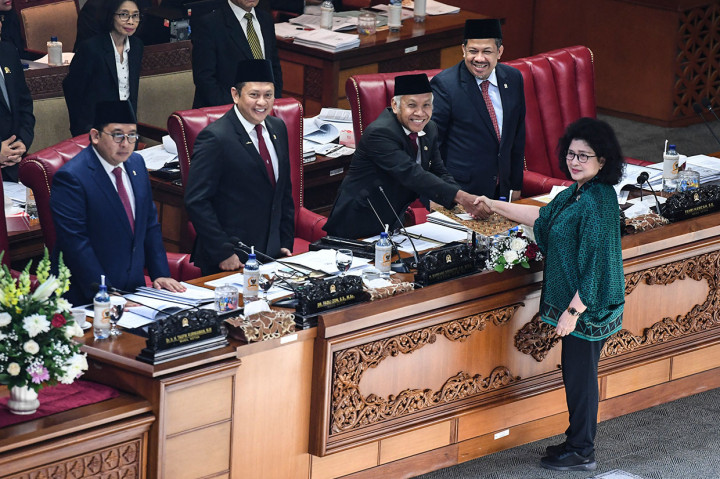 Menteri Kesehatan Nila Moeloek (kanan) menyalami pimpinan DPR saat pengesahan UU tentang Kebidanan pada rapat paripurna DPR di Kompleks Parlemen, Senayan, Jakarta, Rabu, 13 Februari 2019.