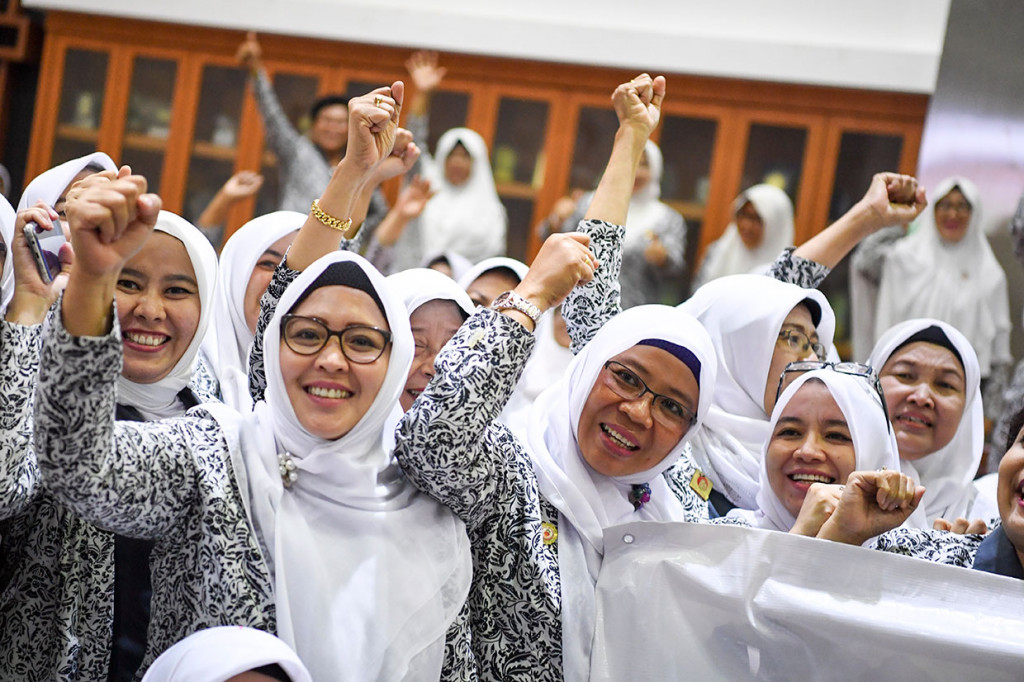 DPR mengesahkan RUU tentang Kebidanan menjadi undang-undang dengan harapan UU tersebut dapat menjadi pedoman bagi profesi bidan serta memberikan perlindungan hukum untuk bidan dan pengguna jasa bidan.