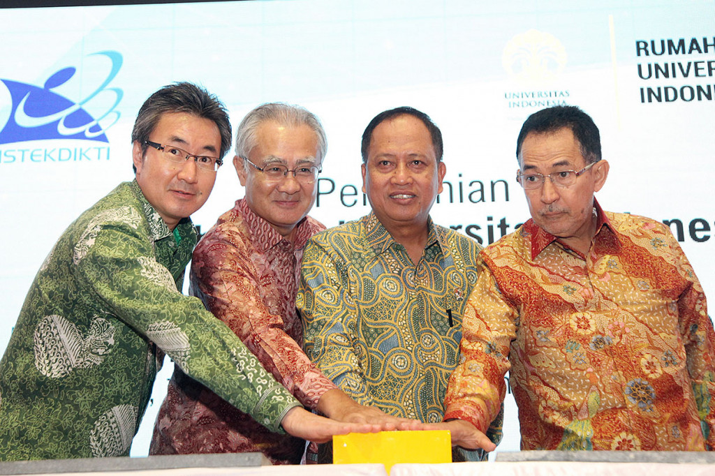 Menristekdikti Mohamad Nasir (kedua kanan), Rektor UI Muhammad Anis (kanan), Dewan Pengawas RS UI Theodorus M Tuanakotta (kiri), dan Dubes Jepang untuk Indonesia Ishii Masafumi bersama-sama menekan tombol peresmian Rumah Sakit Universitas Indonesia (UI) di Depok, Jawa Barat, Rabu, 13 Februari 2019.
