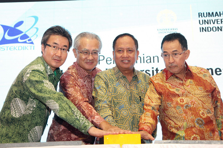 Menristekdikti Mohamad Nasir (kedua kanan), Rektor UI Muhammad Anis (kanan), Dewan Pengawas RS UI Theodorus M Tuanakotta (kiri), dan Dubes Jepang untuk Indonesia Ishii Masafumi bersama-sama menekan tombol peresmian Rumah Sakit Universitas Indonesia (UI) di Depok, Jawa Barat, Rabu, 13 Februari 2019.