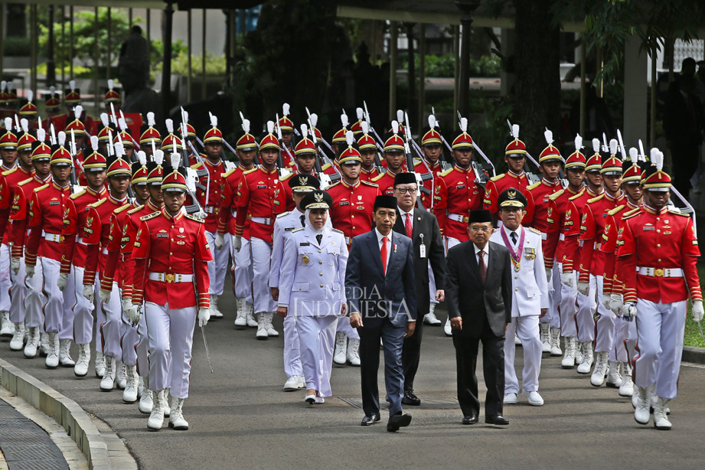 Sebelum dilantik, Khofifah dan Emil menerima salinan surat keputusan presiden dan arak-arakan bersama dengan Presiden dan Wakil Presiden dari Istana Merdeka menuju Istana Negara.