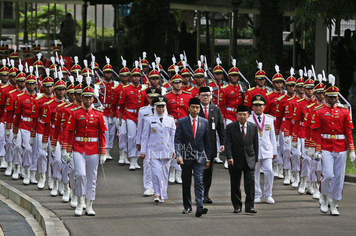 Sebelum dilantik, Khofifah dan Emil menerima salinan surat keputusan presiden dan arak-arakan bersama dengan Presiden dan Wakil Presiden dari Istana Merdeka menuju Istana Negara.