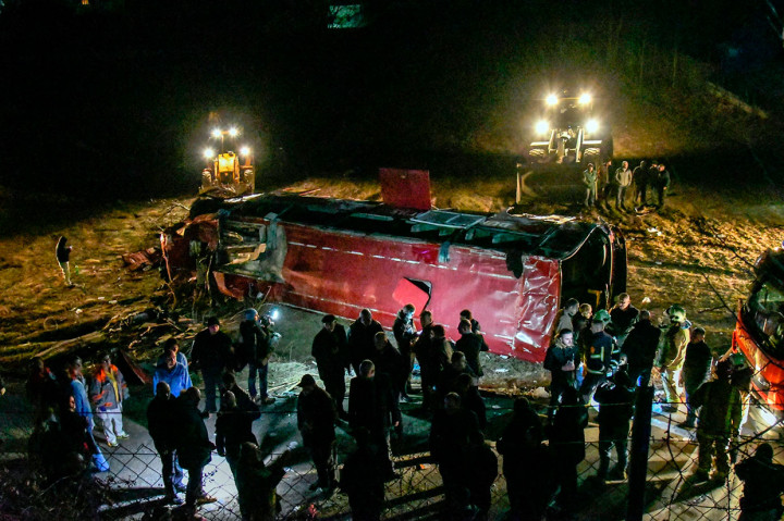 Petugas kepolisian dan penyelamat berada di dekat bus yang mengalami kecelakaan di jalan raya dekat Skopje, Makedonia Utara, Rabu, 13 Februari 2019 malam waktu setempat.