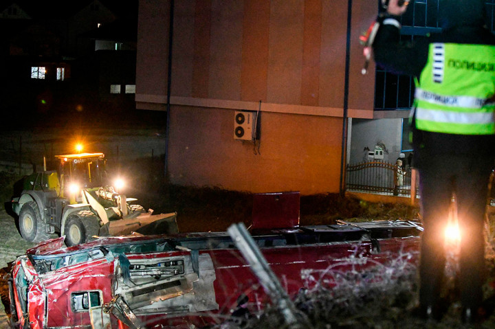 Ilir Asani, kepala pusat darurat di rumah sakit utama Skopje, mengatakan kepada media setempat bahwa setidaknya lima orang terluka parah, termasuk seorang wanita hamil.