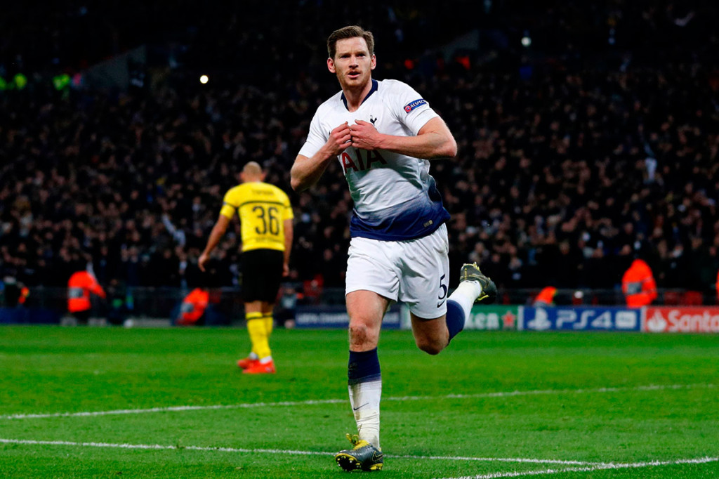 Jan Vertonghen melakukan selebrasi.