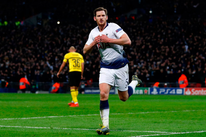 Jan Vertonghen melakukan selebrasi.