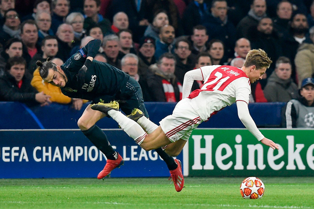 Di awal laga, pemain kedua kesebelasan saling berbalas serangan, namun belum juga membuahkan hasil.