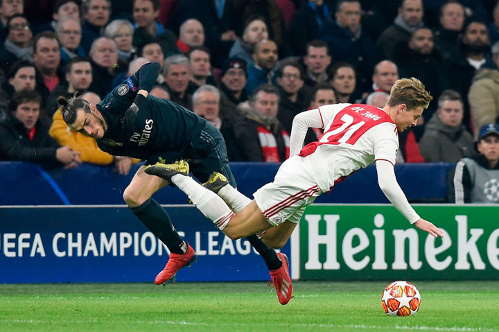 Di awal laga, pemain kedua kesebelasan saling berbalas serangan, namun belum juga membuahkan hasil.