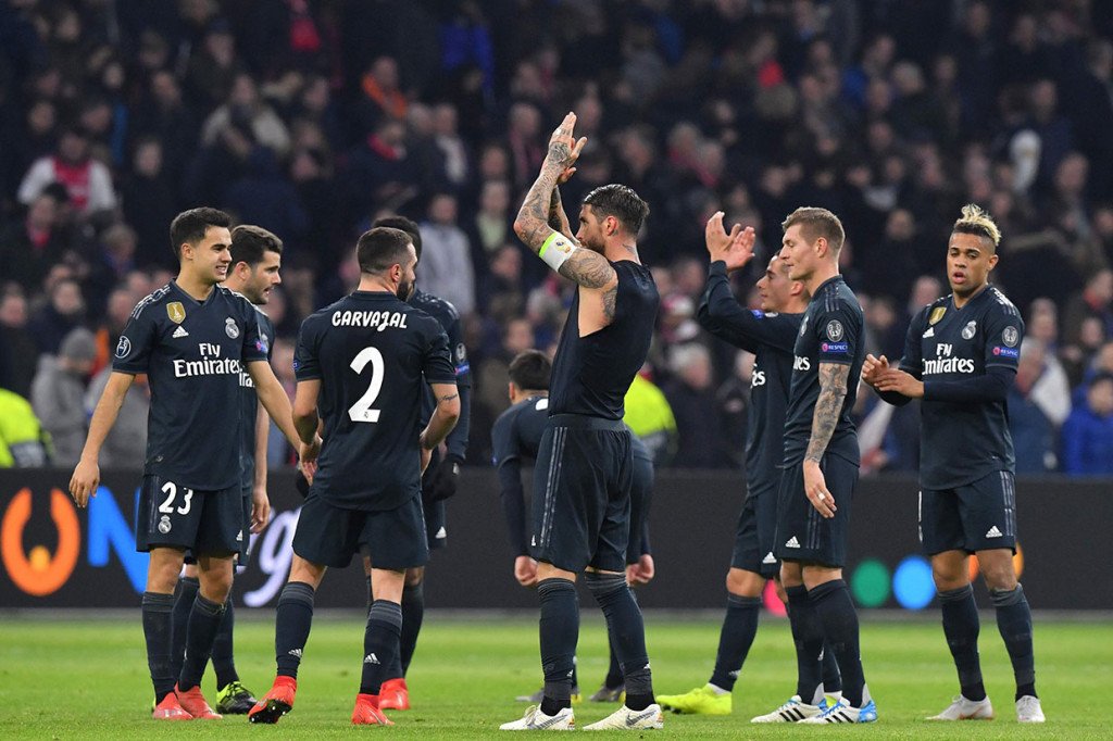 Dengan kemenangan tersebut Madrid hanya membutuhkan hasil imbang di leg kedua di Santiago Bernabeu 6 Maret mendatang, sementara Ajax harus meraih kemenangan setidaknya dengan selisih dua gol untuk bisa terus melaju.