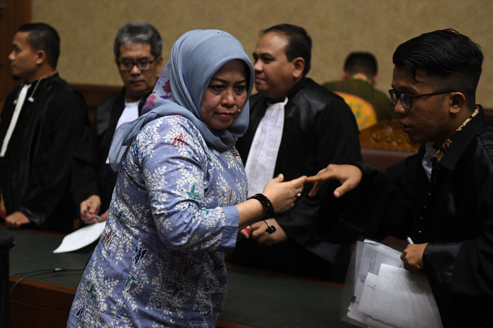 Terdakwa kasus dugaan suap DPRD Sumatera Utara Tiaisah Ritonga (kiri) berjalan meninggalkan ruangan usai mengikuti sidang pembacaan putusan di Pengadilan Tipikor, Jakarta, Kamis, 14 Februari 2019.