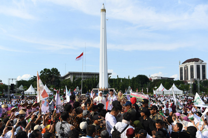 Sejumlah kelompok masyarakat dari berbagai elemen terlihat memenuhi area Tugu Pahlawan, untuk menyambut Gubernur dan Wagub baru.