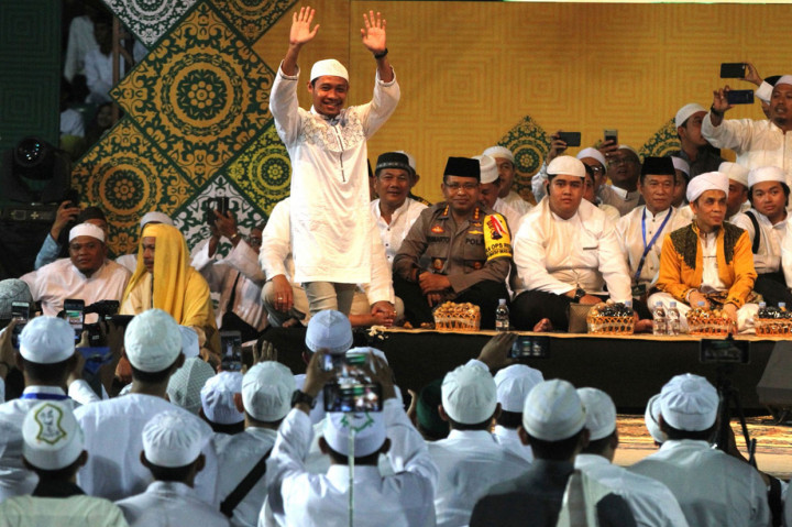 Pesepak bola Barito Putera Evan Dimas Darmono melambaikan tangan saat dikenalkan pihak manajemen kepada masyarakat di Stadion 17 Mei Banjarmasin, Kalimantan Selatan, Kamis, 14 Februari 2019 malam.