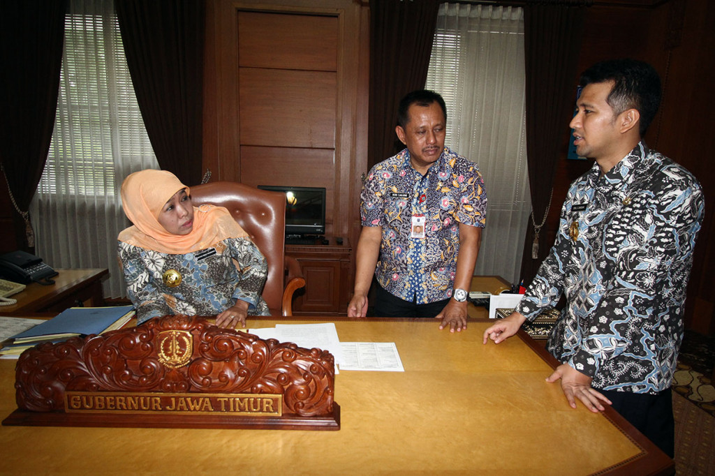 Gubernur Jawa Timur Khofifah Indar Parawansa (kiri) dan Wakil Gubernur Jawa Timur Emil Elestianto Dardak (kanan) didampingi Sekretaris Daerah Provinsi Jawa Timur Heru Tjahjono (tengah) saat meninjau ruang kerja di kompleks Kantor Gubernur Jatim di Surabaya, Jawa Timur, Jumat, 15 Februari 2019. 