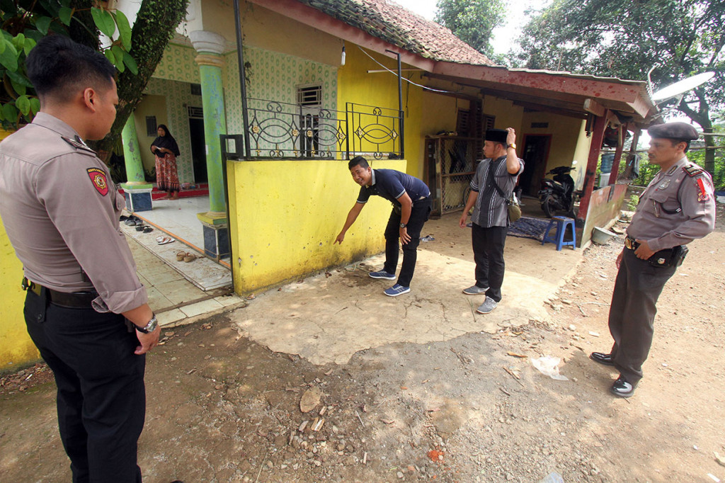Ketiga anak itu bermain granat jenis GLM yang ditemukan di lapangan tembak tak jauh dari lokasi kejadian, akibat ketidaktahuan, anak-anak memukul granat menggunakan batu hingga meledak. Kejadian ini terjadi pada Kamis, 14 Februari 2019.