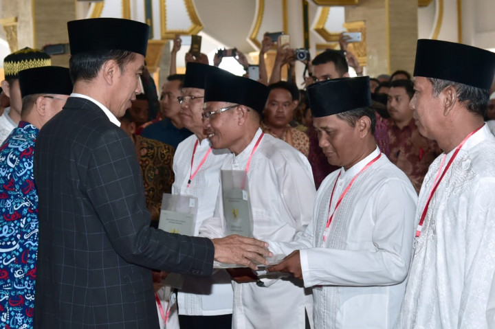 Presiden secara simbolis menyerahkan sertifikat tanah wakaf tersebut kepada 25 penerima dengan tanah wakaf yang tersebar di Kabupaten Bengkulu Utara, Kabupaten Kepahiang, Kabupaten Kaur, Kabupaten Bengkulu Tengah, Kabupaten Rejang Lebong, dan Kota Bengkulu. Keseluruhan luas lahan yang tercakup dalam sertifikat wakaf tersebut mencapai 29.672 meter persegi.