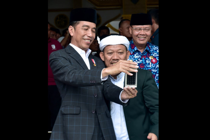 Presiden berswafoto dengan warga usai penyerahan sertifikat bagi tanah wakaf di Masjid Raya Baitul Izzah, Kelurahan Padang Harapan, Kota Bengkulu.