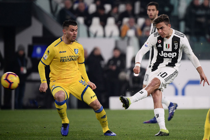 Tuan rumah membuka keunggulan saat laga baru berjalan enam menit lewat Paulo Dybala. Mendapat umpan dari Cristiano Ronaldo, tendangan keras kaki kiri pemain asal Argentina tersebut menghujam ke pojok kiri atas gawang Frosinone yang dijaga Marco Sportiello.