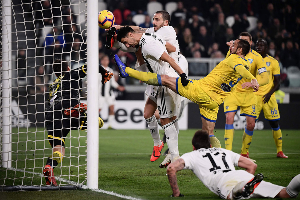 Juve menggandakan keunggulan pada menit ke-16 lewat sontekan Giorgio Chiellini, memanfaatkan kemelut di depan gawang lawan.