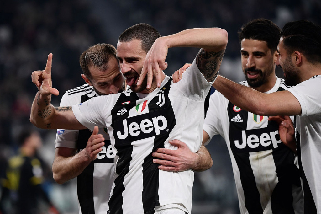 Chiellini melakukan selebrasi bersama rekan-rekan setimnya. Skor 2-0 bertahan hingga jeda.