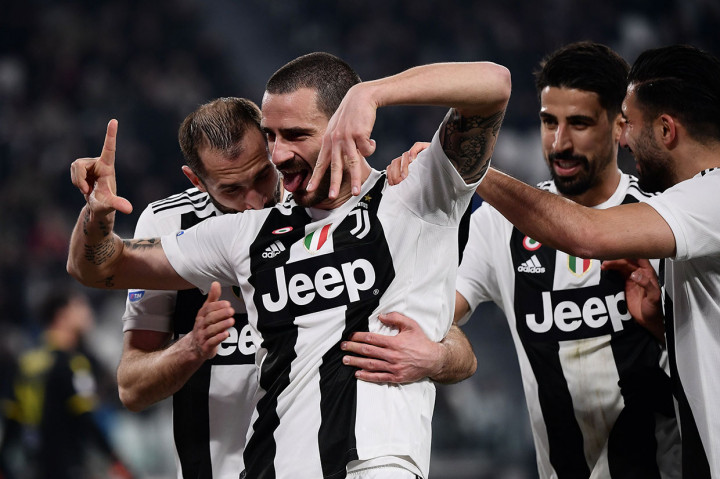 Chiellini melakukan selebrasi bersama rekan-rekan setimnya. Skor 2-0 bertahan hingga jeda.